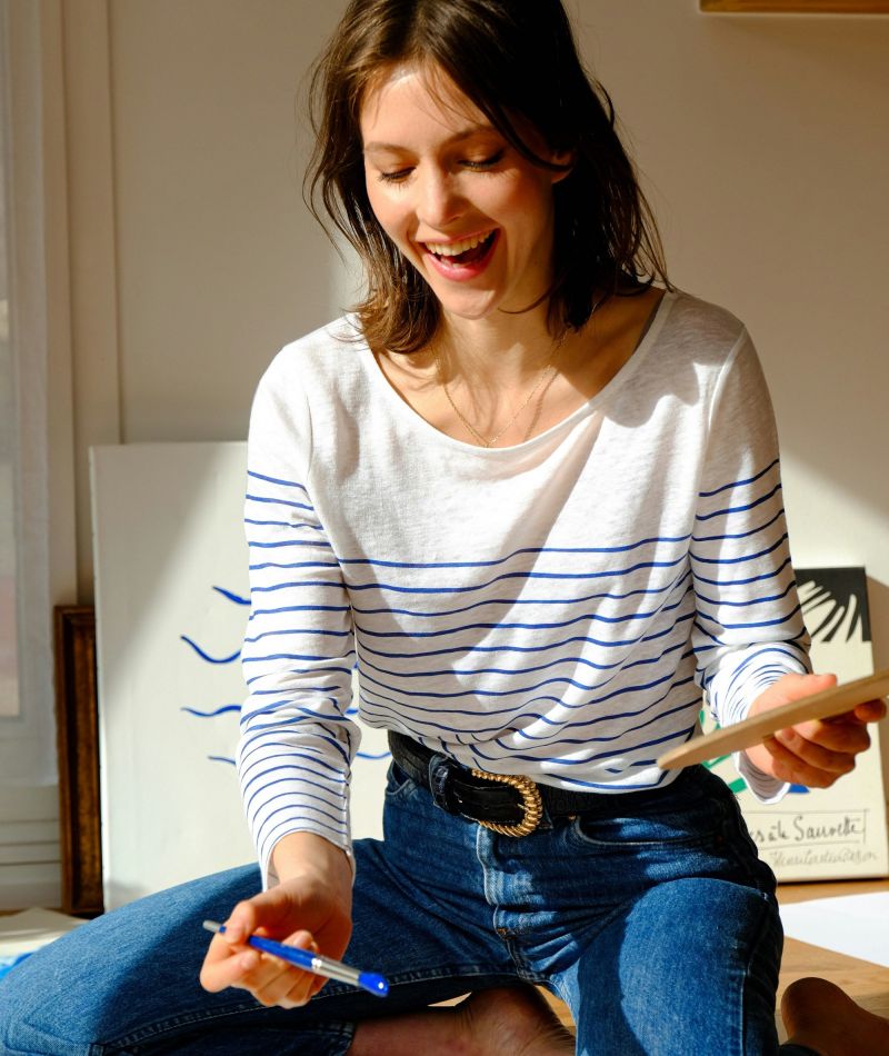 Malerin bei der Arbeit, veranschaulicht die Bedeutung einer umfassenden Unfallversicherung für Künstler.