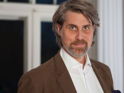 Porträt von Thomas Fitschen, Künstlerberater, bei 'Künstler für Künstler'.