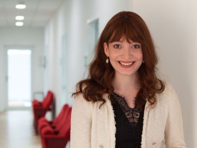 Porträt von Lisa Wolfert, Künstlerberater, bei 'Künstler für Künstler'.