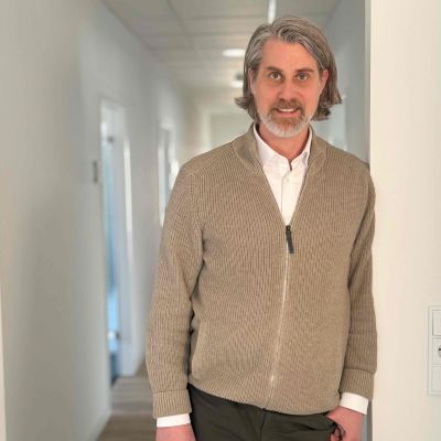 Porträt von Thomas Fitschen, Versicherungsexperte bei 'Künstler für Künstler', spezialisiert auf individuelle Versicherungslösungen für Künstler.