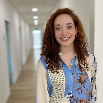 Porträt von Lisa Wolfert, Versicherungsexperte bei 'Künstler für Künstler', spezialisiert auf individuelle Versicherungslösungen für Künstler.