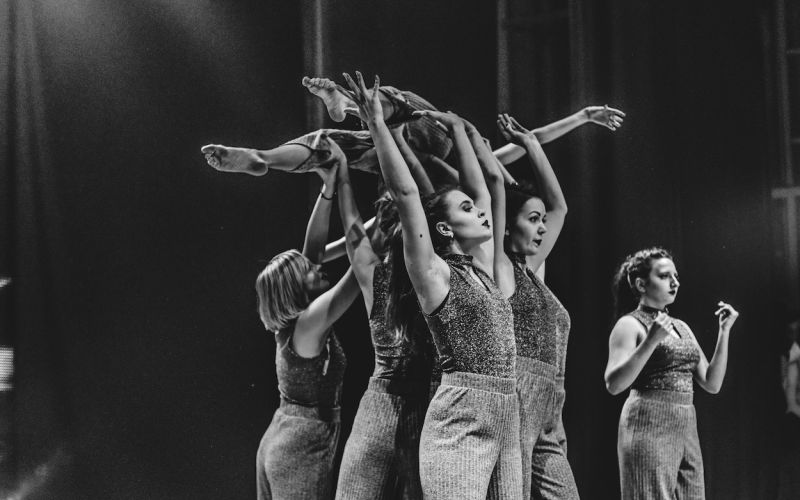 Professionelle Künstlerberatung mit erfahrenen Beratern und Bild einer erfolgreichen Künstlerin