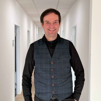 Porträt von Jan Käpernick, Versicherungsexperte bei 'Künstler für Künstler', spezialisiert auf individuelle Versicherungslösungen für Künstler.